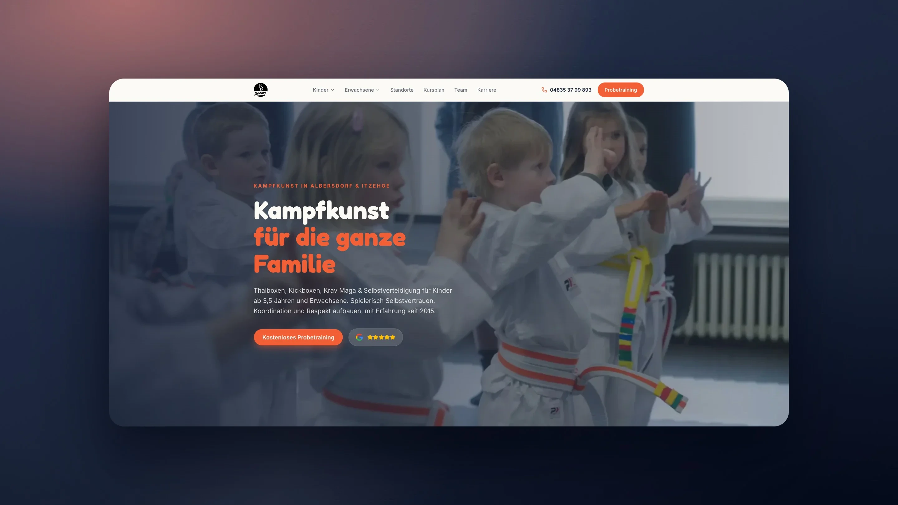 Die Startseite auf dem Rechner: Kinder im Gi beim Training, darüber „Kampfkunst für die ganze Familie“ und der orange Weg zum kostenlosen Probetraining.