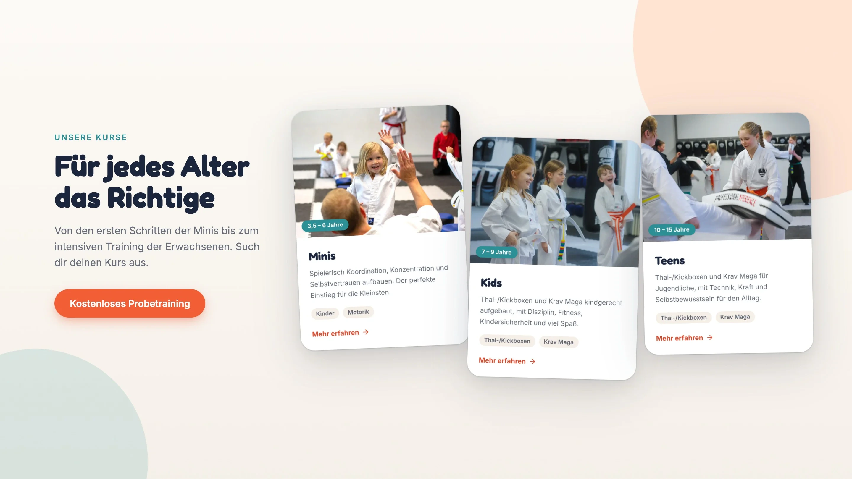 Die Kurskarten für Kinder schräg gestaffelt auf heller Fläche: Minis ab 3,5, Kids ab 7 und Teens ab 10 Jahren, daneben „Für jedes Alter das Richtige“ und der Weg zum Probetraining.