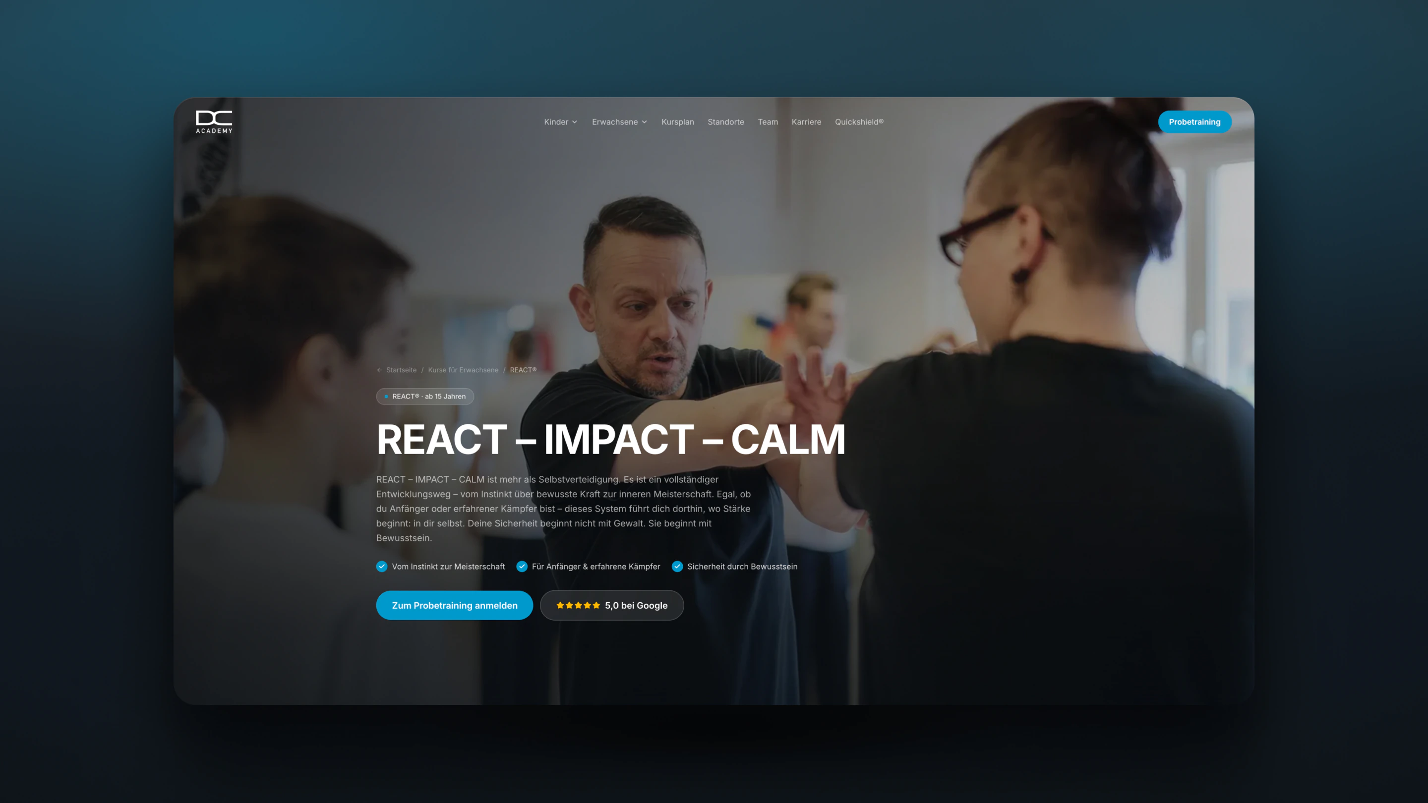 Die Kursseite REACT® auf dem Rechner: ein Trainer führt eine Abwehrbewegung, darüber die Überschrift „REACT – IMPACT – CALM“ und der Weg zum Probetraining.