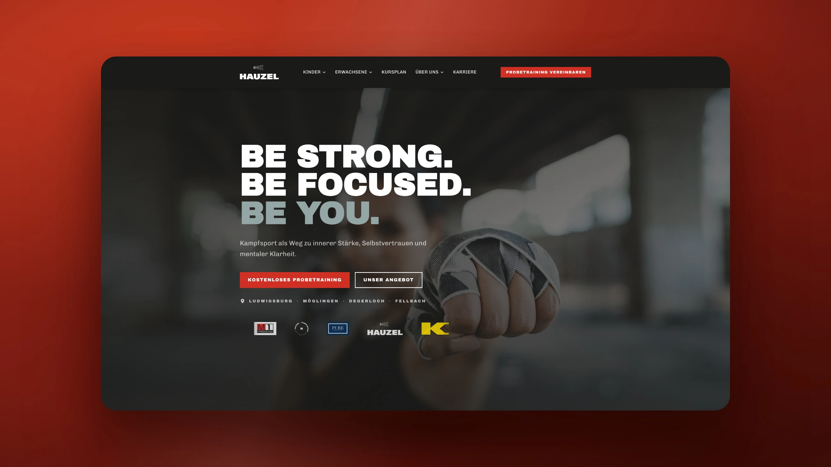 Die Startseite auf dem Rechner: großes Trainingsfoto, darüber „Be strong. Be focused. Be you.“ und die beiden Wege zu Probetraining und Angebot.