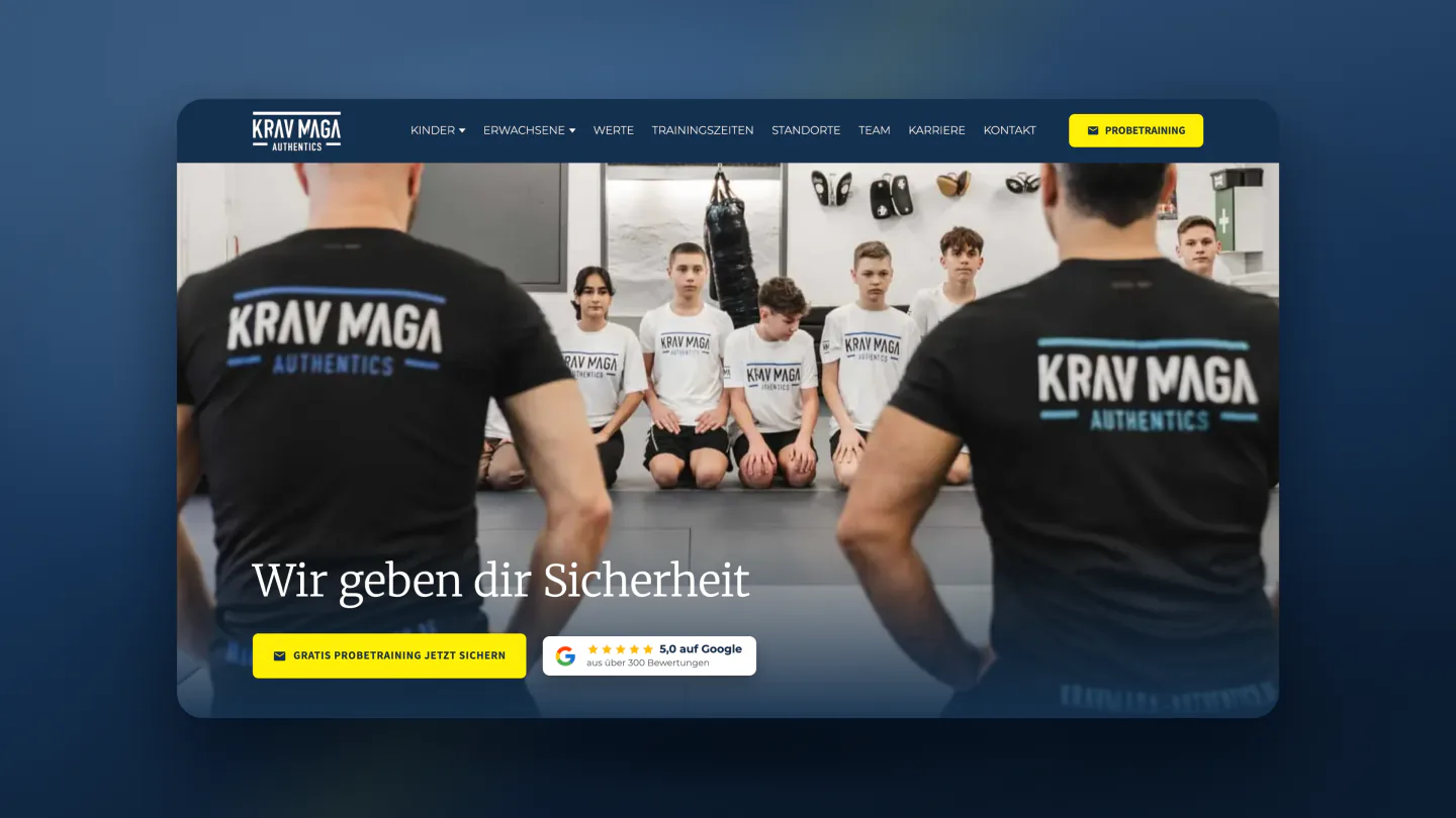 Die Startseite auf dem Rechner: zwei Trainer vor knienden Kindern in der Halle, darüber „Wir geben dir Sicherheit“ und der gelbe Weg zum Probetraining.