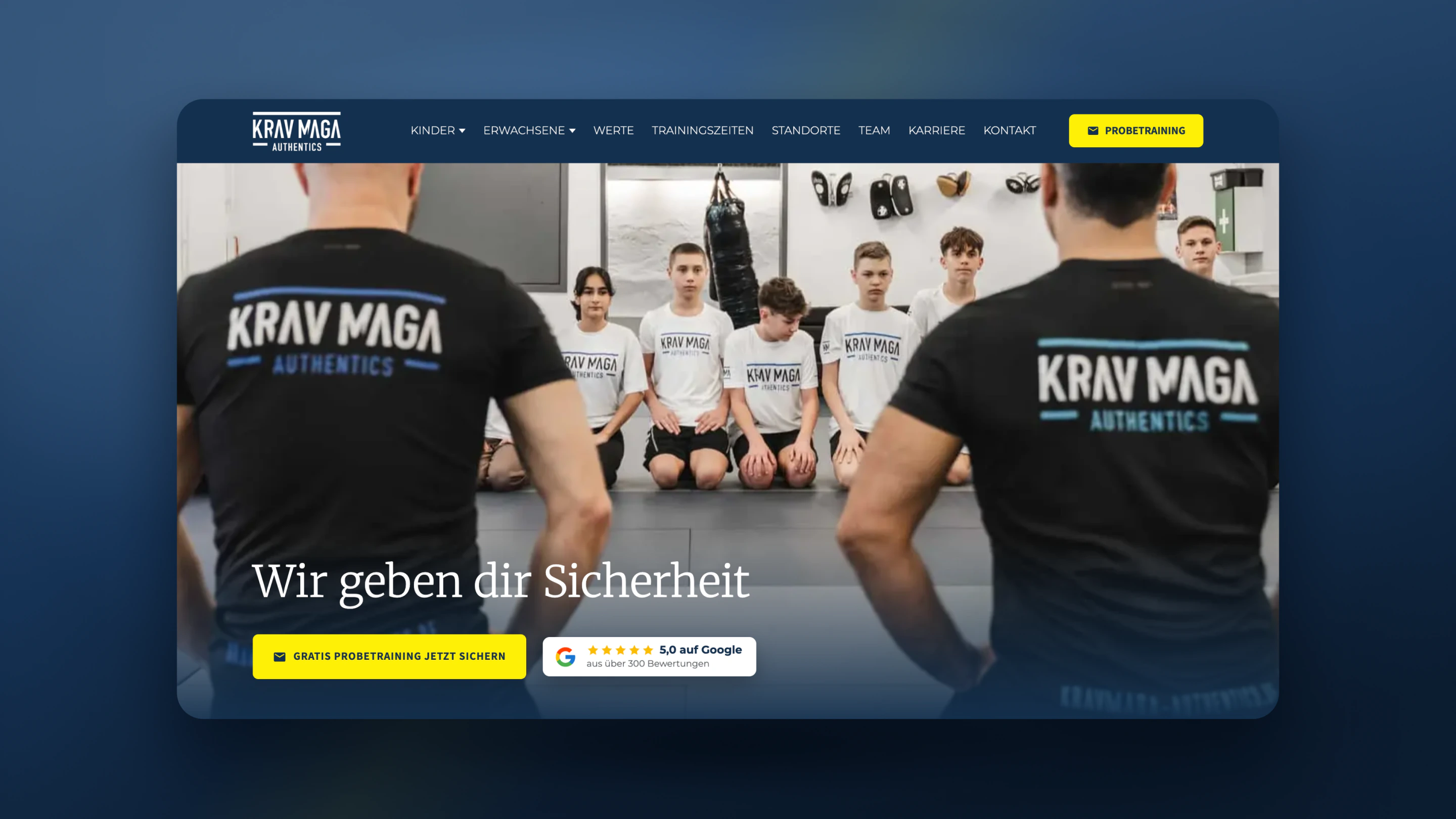 Die Startseite auf dem Rechner: zwei Trainer vor knienden Kindern in der Halle, darüber „Wir geben dir Sicherheit“ und der gelbe Weg zum Probetraining.
