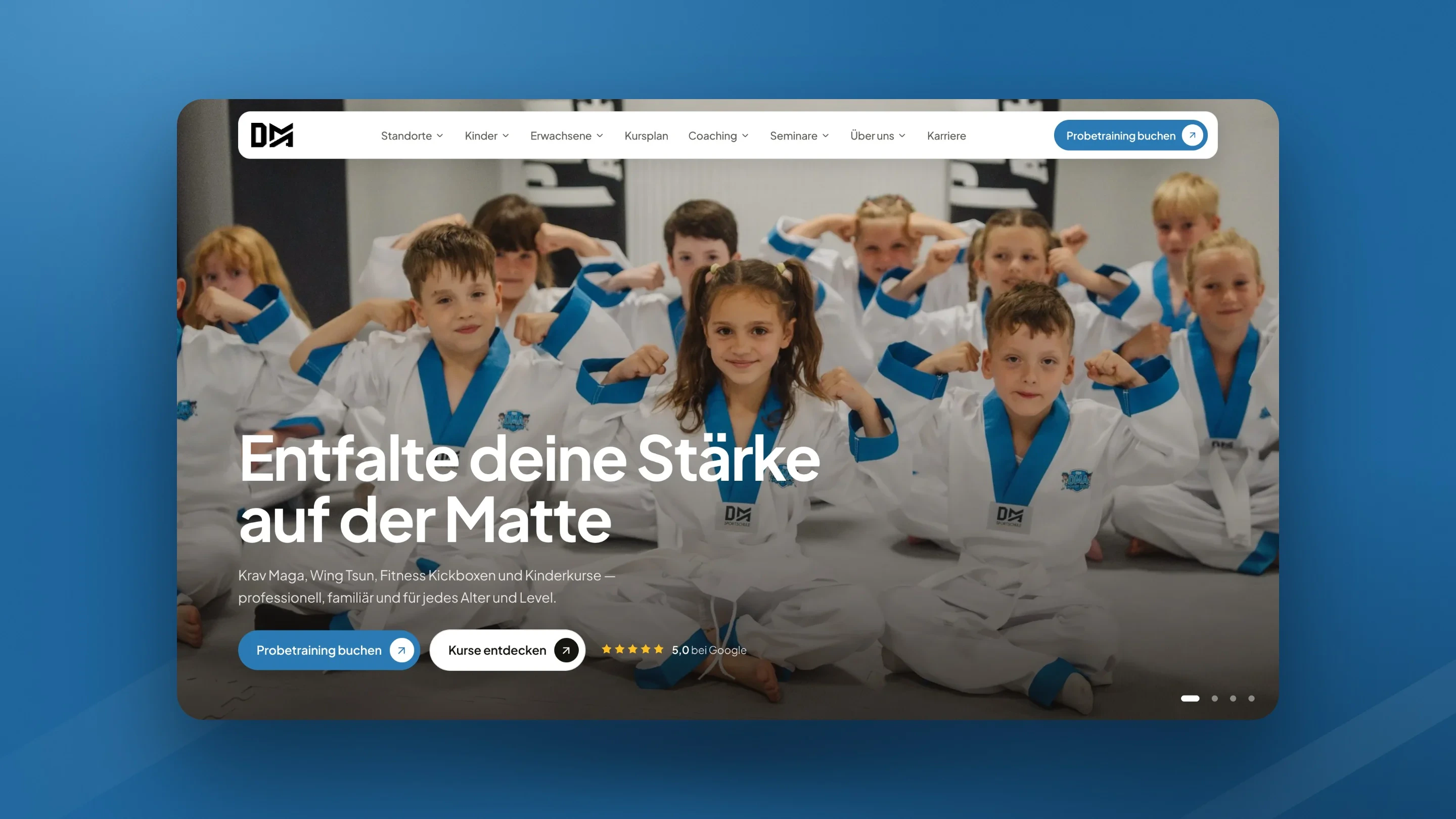 Die Startseite auf dem Rechner: Kinder im weiß-blauen Gi sitzen auf der Matte, darüber „Entfalte deine Stärke auf der Matte“ und der blaue Weg zum Probetraining.